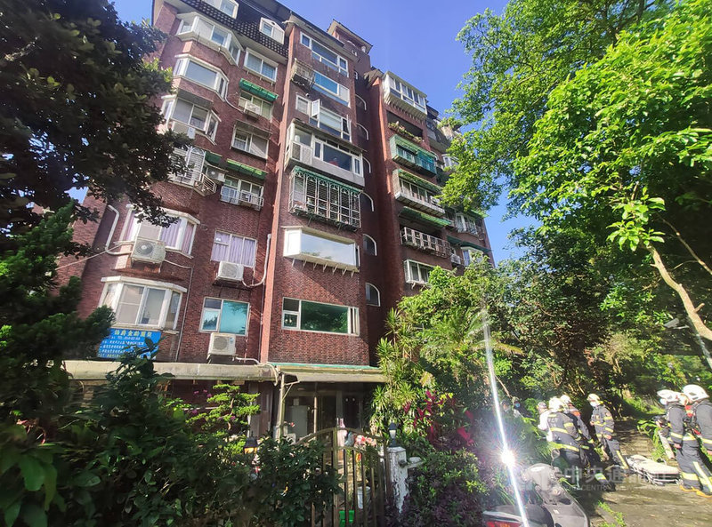 新北市汐止區43歲黃姓男子29日上午7時許疑因與家人吵架竟揚言縱火,見警方到場還持刀拒捕,並朝員警丟擲汽油彈,警方連開3槍後將他壓制。(翻攝畫面)中央社記者沈佩瑤傳真 111年5月29日