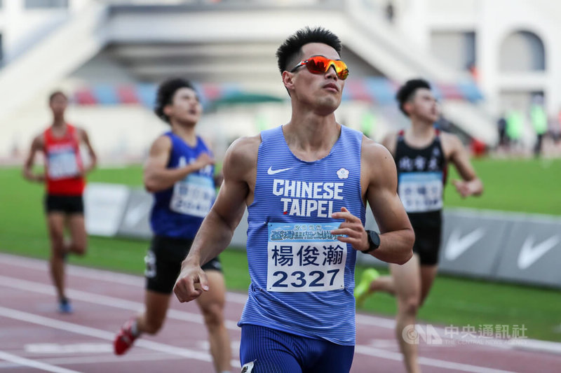台灣「最速男」楊俊瀚（前）28日在2022台灣田徑公開賽男子100公尺決賽「銀」恨，29日則在男子200公尺決賽以20秒93奪下金牌。中央社記者裴禛攝  111年5月29日