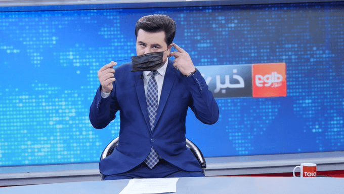 阿富汗私營電視新聞台男主播納比爾戴上黑色口罩，抗議當局要求女主播須蒙面播報新聞。（圖取自facebook.com/TOLOnews）