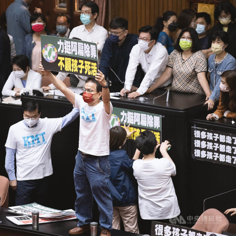 立法院會30日處理攸關國務機要費除罪化的會計法第99條之1條文修正草案,朝野爆發數波衝突,國民黨立委賴士葆(前中)在議場內高舉標語表達抗議。中央社實習記者陳亮至攝 111年5月30日
