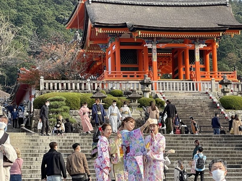 日本6月10日起開放外國觀光團客入境，時隔2年2個月，很多日本觀光業者和地方政府說「我們準備好了」，有業者說，最期盼台灣客到來。（圖為110年11月14日攝於京都清水寺前）中央社記者楊明珠東京傳真 111年5月30日