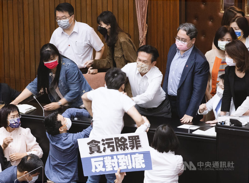 立法院會30日處理攸關國務機要費除罪化的會計法第99條之1條文修正草案,國民黨、民進黨立委爆發激烈肢體衝突。中央社實習記者陳亮至攝 111年5月30日