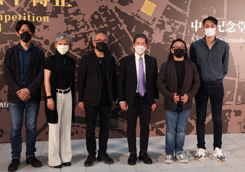 文化部長李永得(右3)30日下午出席「中正紀念堂園區新願景概念競圖」啟動記者會,與台灣現代建築學會、中華民國景觀學會、中華民國都市設計學會等團體貴賓一同合影。中央社記者趙世勳攝 111年5月30日