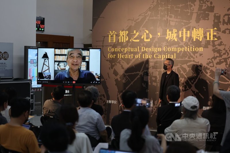 台灣現代建築學會、中華民國景觀學會、中華民國都市設計學會等團體30日下午舉辦「中正紀念堂園區新願景概念競圖」啟動記者會,前交通部長賀陳旦(左)因居家隔離中無法出席,透過螢幕視訊致詞。中央社記者趙世勳攝 111年5月30日