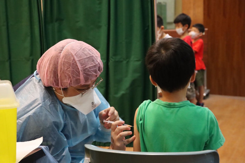 高雄COVID-19輝瑞兒童疫苗校園接種30日開打,不少家長一早專程帶著孩子回到學校打疫苗。(高雄市政府提供)中央社記者曾以寧傳真 111年5月30日