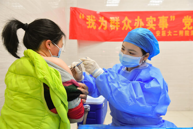 中國有民眾接種疫苗後罹患白血病，他們曾求助政府部門卻未獲理會，甚至遭粗暴對待。圖為安徽醫護人員為民眾打疫苗。（中新社）