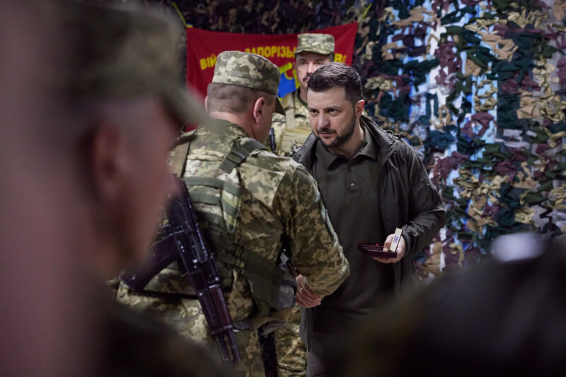 烏克蘭總統澤倫斯基（右）29日前往哈爾科夫州慰勞前線官兵。（圖取自facebook.com/zelenskiy.official）