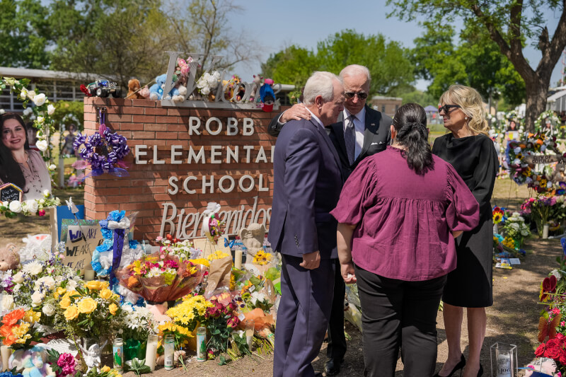 美國總統拜登（左2）和妻子吉兒（右1）29日前往德州慰問校園槍擊案罹難者家屬。（圖取自facebook.com/POTUS）