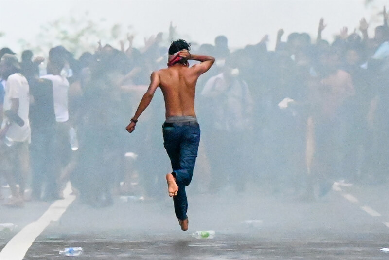 斯里蘭卡數以千計學生29日試圖闖入總統官邸，警方動用催淚瓦斯驅散示威者。（法新社）