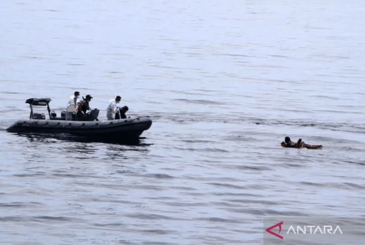 印尼官員30日表示，印尼外海發生渡輪沉沒事故，有31人獲救，11人仍下落不明。圖為29日印尼海軍協助撤離倖存者。（安塔拉通訊社）