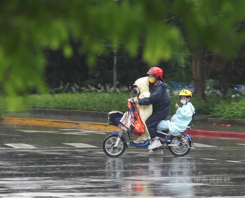氣象局表示，31日鋒面接近及西南風影響，大台北可能會有局部大雨或豪雨。圖為26日台北市中正區民眾穿上雨衣騎車。（中央社檔案照片）