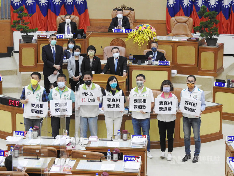 新北市長侯友宜(2排左4)31日到市議會進行市政總質詢,民進黨團在議場內舉牌抗議,要求還原中和2歲童救援「消失81分鐘」的真相。中央社記者王鴻國攝 111年5月31日