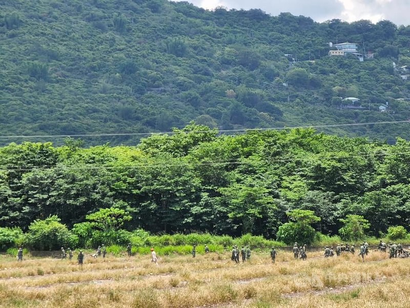 高雄空軍官校一架AT-3教練機31日上午在高雄市岡山墜毀，少尉飛官徐大鈞殉職，軍方持續在現場地毯式蒐證中。中央社記者洪學廣攝 111年5月31日