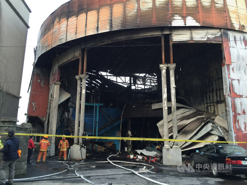 桃園市新屋保齡球館2015年1月20日發生大火，造成6名消防員殉職。（中央社檔案照片）
