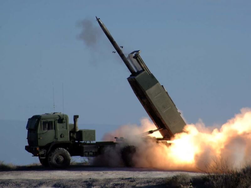美國國防部8日宣布向烏克蘭提供價值10億美元的新一批軍援，其中包括更多高機動性多管火箭系統（Himars）的精準飛彈。圖為海馬士多管火箭系統。（圖取自維基共享資源，版權屬公有領域）