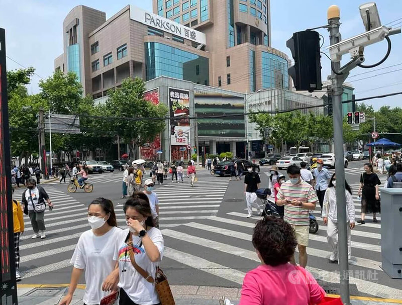 封城兩個月後,上海1日正式解封,上午上海多個商圈、景區都出現人潮。圖為上海淮海中路商圈的人潮。中央社記者吳柏緯上海攝 111年6月1日