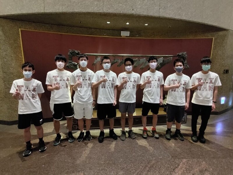 台灣學子參加2022年亞洲物理奧林匹亞競賽,在27個參賽國家中排名第4。左起為吳昀諺、徐子翔、廖冠豪、林順文、廖聲融、林韋辰、林奕廷、楊祐宇。(教育部提供)中央社記者陳至中台北傳真 111年6月1日