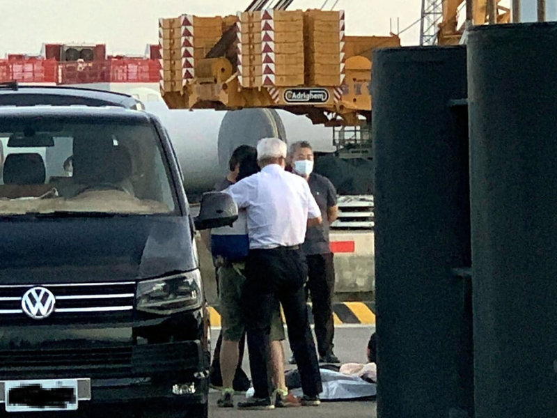 台灣水上摩托車協會日前帶隊騎乘水上摩托車從嘉義布袋港出發，跨海騎向澎湖東吉嶼，其中胡姓女乘員中途落海失蹤，搜索5天候，1日在彰化芳苑外海尋獲已身亡的胡女，經家屬指認無誤。（海巡署布袋海巡隊提供）中央社記者黃國芳傳真  111年6月1日