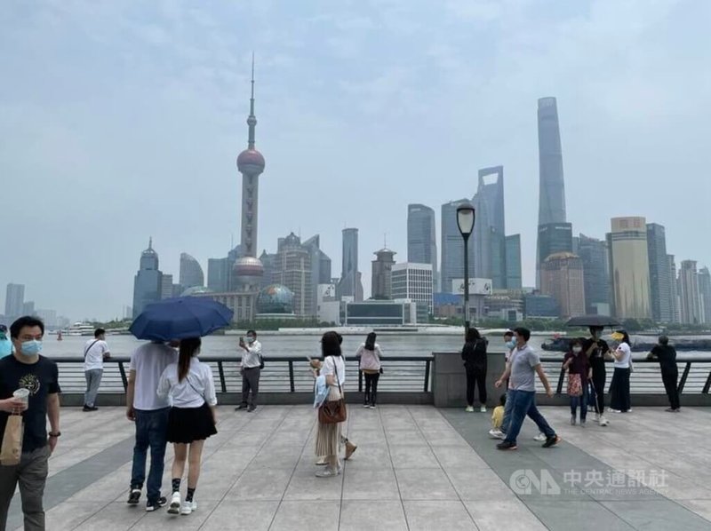 封城兩個月後，上海1日正式解封，上午上海多個商圈、景區都出現人潮。圖為1日上午前往外灘觀景台散步、拍照的人潮。中央社記者吳柏緯上海攝 111年6月1日
