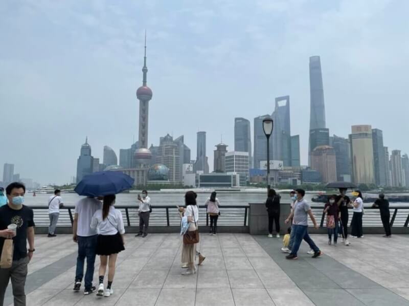 圖為上海外灘觀景台湧現人潮。（中央社檔案照片）