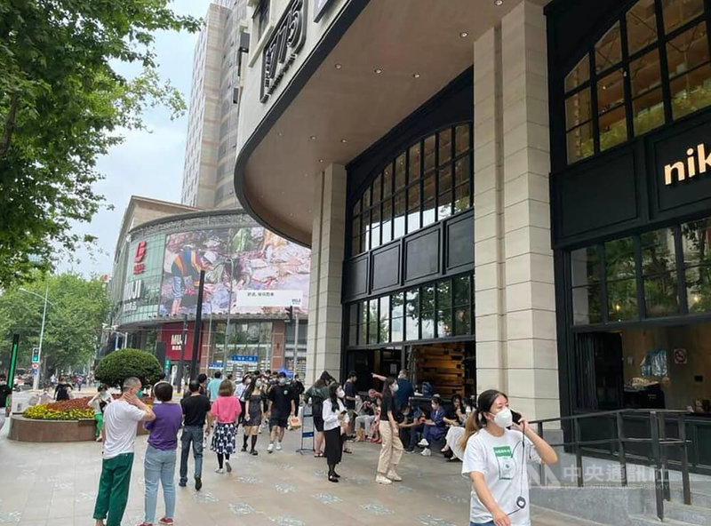 封城兩個月後,上海1日正式解封,上午上海多個商圈、景區都出現人潮。圖為上海淮海中路商圈的購物人潮,不少人前往快時尚品牌、運動服飾品牌與日系雜貨品牌的店面採購服飾、生活用具。中央社記者吳柏緯上海攝 111年6月1日
