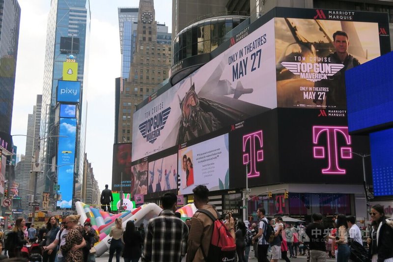 湯姆克魯斯主演的「捍衛戰士：獨行俠」5月27日在北美上映前，紐約時報廣場大螢幕播放廣告。中央社記者尹俊傑紐約攝 111年6月1日