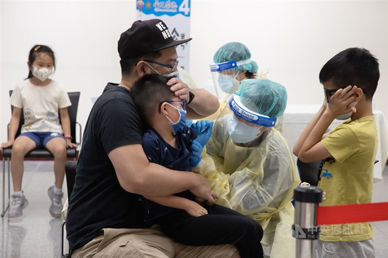台北自由廣場5至11歲兒童COVID-19疫苗大型接種站1日啟動，小朋友在家長陪同及安撫下，完成疫苗接種。中央社記者謝佳璋攝 111年6月1日