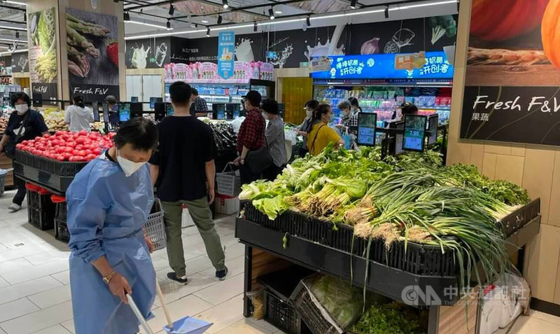 上海在1日正式解封，然而3月底無預警閃電封城仍讓上海人留下陰影。今天上午不少超市出現大量採購食物、民生物資的人潮。圖為上海一家超市採購蔬果的人潮。中央社記者吳柏緯上海攝 111年6月1日