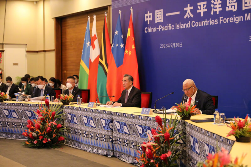 中國外交部長王毅（右2）出訪南太平洋島國，5月30日召開中國—太平洋島國外長會議。（圖取自中國外交部微博weibo.com）