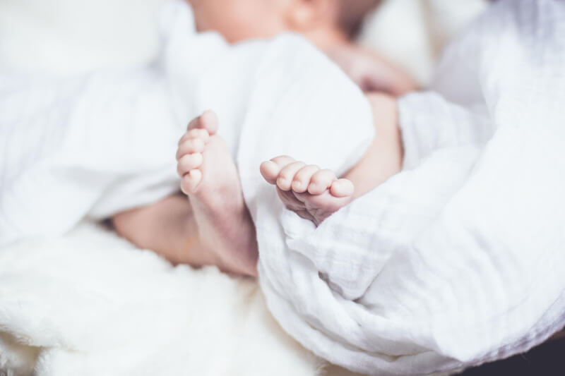 1日死亡病例出現2名未滿1歲的嬰兒，都是家中猝死才確診，其中1個月大男嬰成最小病逝個案。（示意圖／圖取自Pixabay圖庫）
