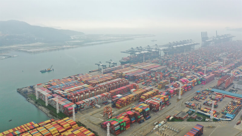 中國海關總署公布，今年前7個月外貿進出口總值達人民幣23.6兆元（約等於新台幣103.84兆元），年增長10.4%。圖為深圳鹽田港貨櫃。（中新社）