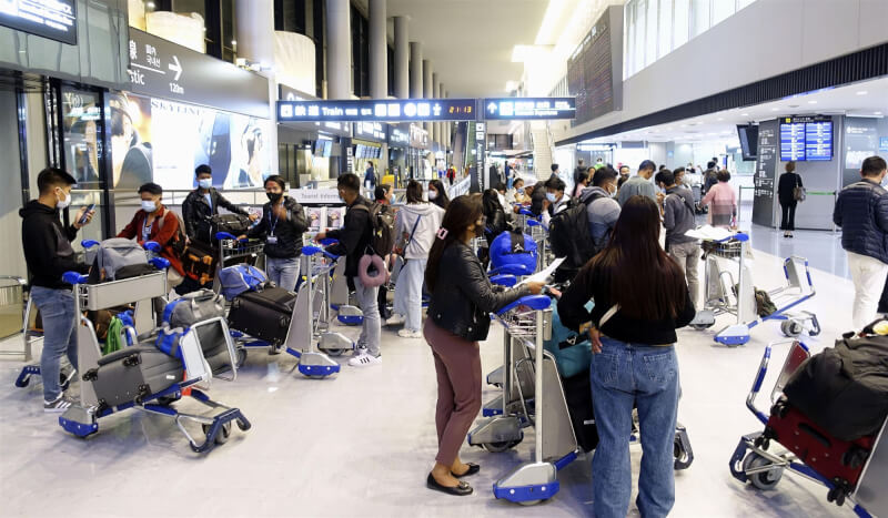 日本自1日起放寬外國旅客入境，疫情風險分藍黃紅等級，台灣屬風險最低的藍色等級，入境時可免病毒篩檢與隔離。圖為4月日本成田機場旅客聚集在大廳。（共同社）