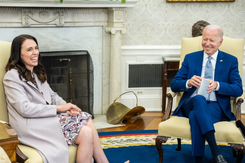 美國總統拜登（右）5月31日在白宮會晤紐西蘭總理阿爾登。（圖取自twitter.com/POTUS）