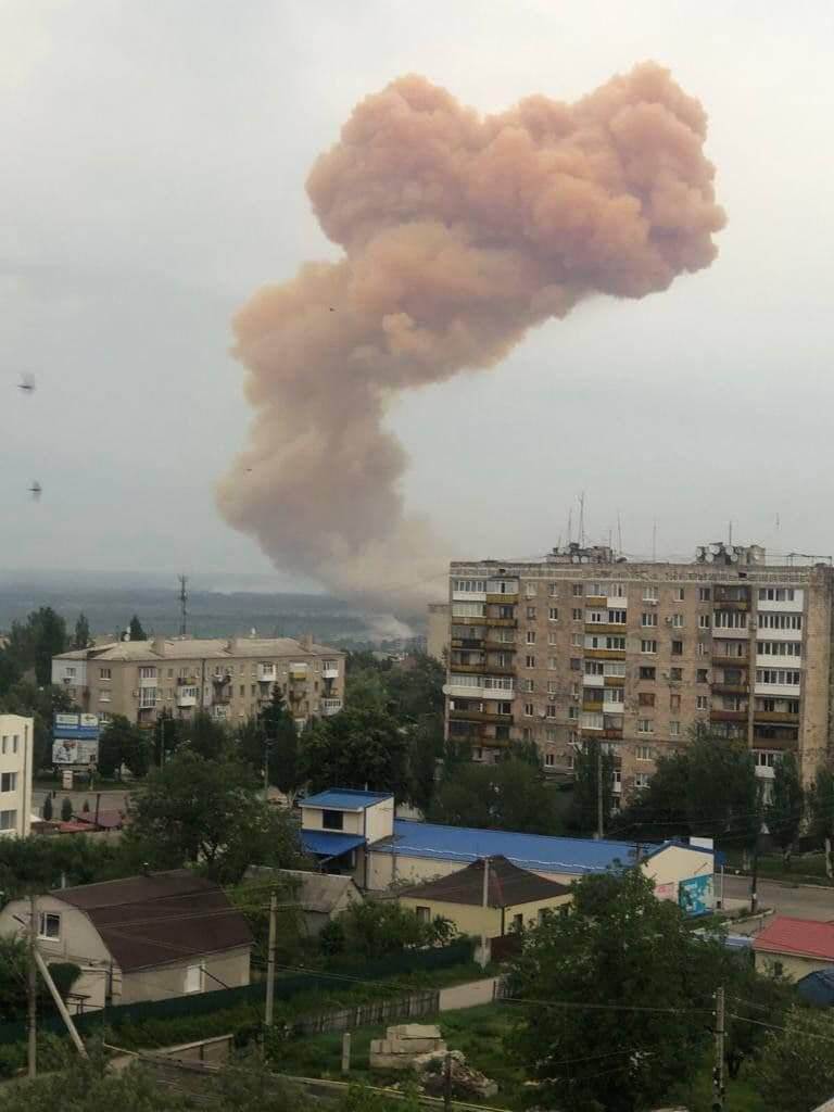 烏克蘭北頓內茨克一座化學工廠的硝酸槽5月31日遭俄軍空襲，烏克蘭當局呼籲民眾待在避難所，避免吸入有毒物質。（圖取自facebook.com/UA.National.Police）
