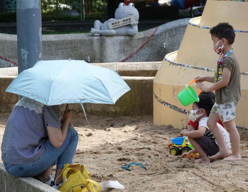 中央氣象局預報，22日中南部、花東及澎湖有局部短暫雨。圖為民眾帶孩童到北市中央藝文公園遊玩。（中央社檔案照片）