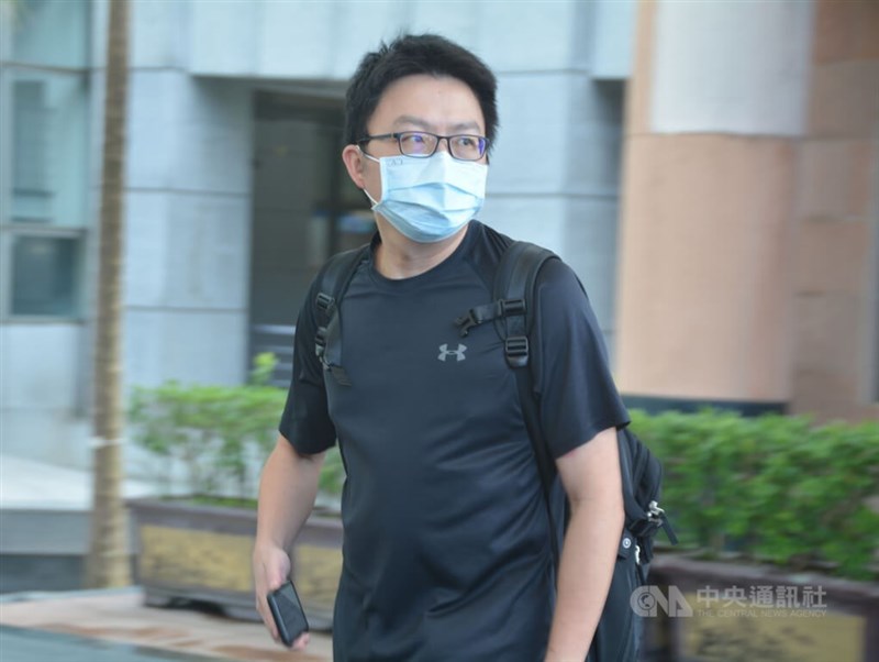確診病逝2歲男童「恩恩」的父親(圖)2日表示,對於「關鍵的81分鐘」,新北市政府只提供報案紀錄譯文,相當不合理與不理解,沒有聲音檔比對,怎知是否漏掉關鍵字。中央社記者黃旭昇新北市攝 111年6月2日