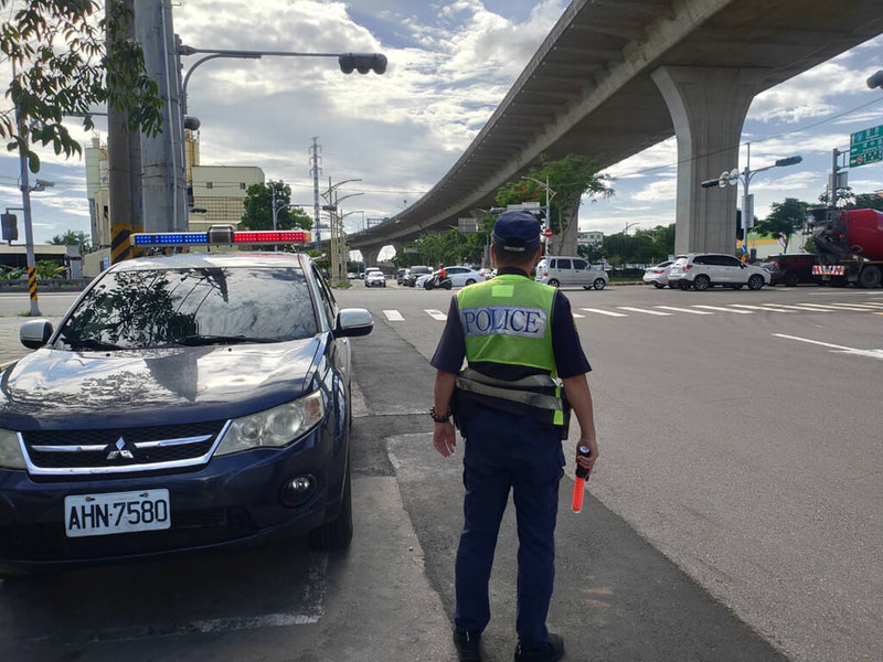 端午節連假即將到來，台中市警察局交通大隊2日表示，將針對重點地區、路段規劃交通疏導勤務，並呼籲民眾在連假期間多利用大眾運輸工具。（警方提供）中央社記者郝雪卿傳真  111年6月2日