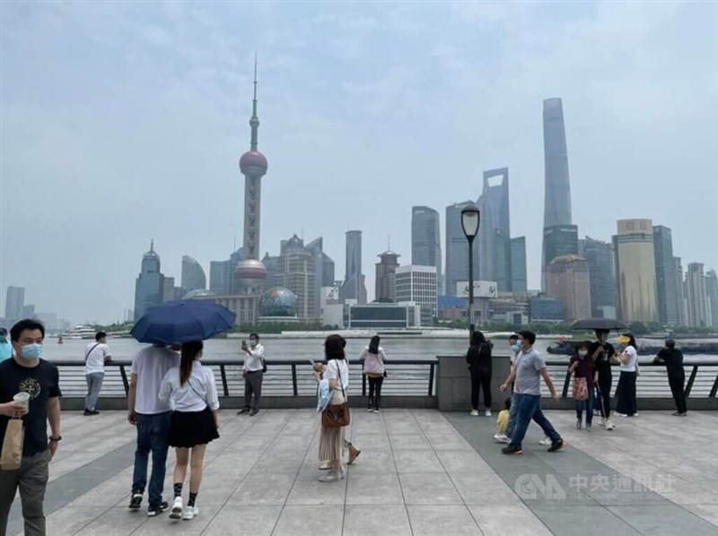學者表示，中國第二季經濟可能會出現負成長。圖為上海1日解封後外灘觀景台現人潮。（中央社檔案照片）
