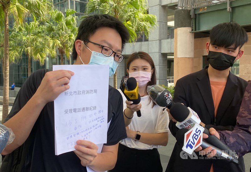 新北市確診過世2歲童「恩恩」的父親林先生(左)2日表示,市府只有提供文字資料,但他要親自拿取的是119報案錄音檔,顯然市府「有聽沒有懂」。中央社記者黃旭昇新北市攝 111年6月2日