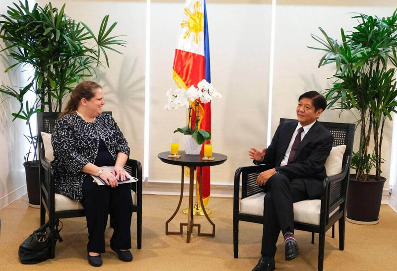 菲律賓總統當選人小馬可仕（右）5月23日在競選辦公室會見美國駐菲代辦瓦里亞瓦（Heather Variava，左），討論菲美軍隊互訪協定和氣候變遷等議題。（小馬可仕競選辦公室提供）中央社記者陳妍君馬尼拉傳真 111年6月2日