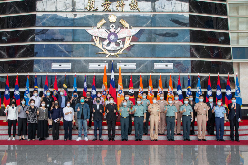 立法院國防及外交委員會2日前往國防部與軍備局202廠考察,立法委員江啟臣表示,軍方預估年底可完成2輛105公厘輪型戰車的研發測評。(立委江啟臣辦公室提供)中央社記者黃雅詩傳真 111年6月2日