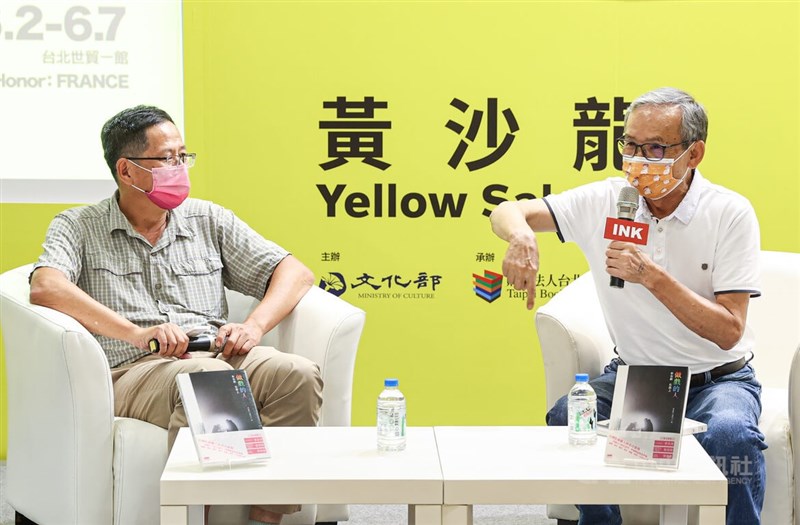 作家劉克襄（左）與導演吳念真（右）2日在台北國際書展以書籍「做戲的人－新台劇在路上」為起點，暢談台灣影視產業幕前、幕後的故事。中央社記者鄭清元攝 111年6月2日