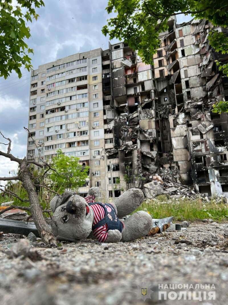 烏克蘭總統澤倫斯基1日表示，有20萬名兒童被強制押往俄羅斯。圖為5月18日哈爾科夫遭轟炸的建物旁散落一隻玩偶。（圖取自facebook.com/UA.National.Police）