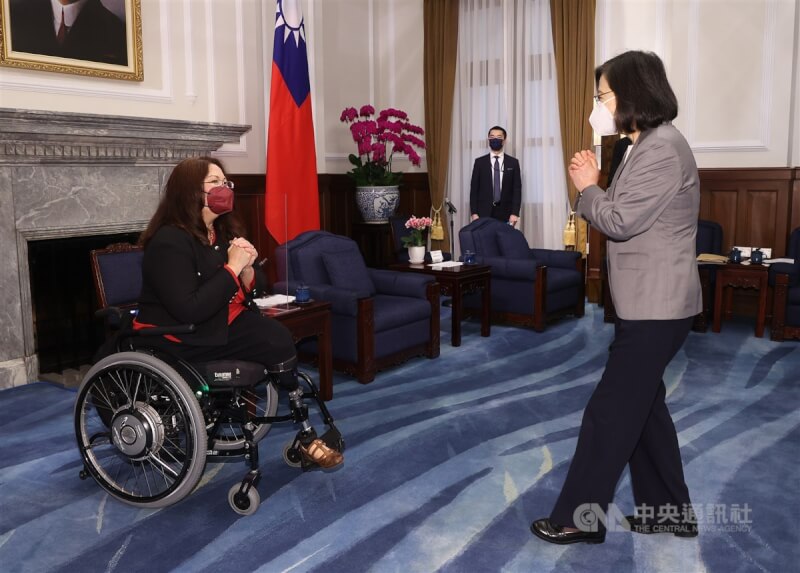 美國聯邦參議員達克沃斯（左）率團5月30到6月1日訪問台灣，期間晉見總統蔡英文（右）時強調，美國會跟台灣站在一起。（中央社檔案照片）