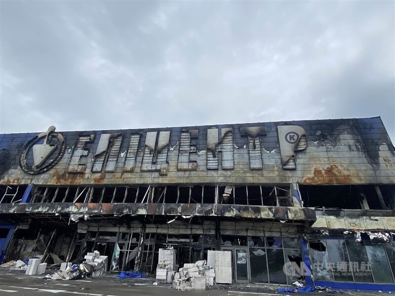 俄羅斯軍隊占領烏克蘭首都基輔郊外的布查鎮長達數週,期間據稱有數百位平民遭殺害。圖為布查鎮遭毀賣場。中央社記者鍾佑貞布查鎮攝 111年6月2日