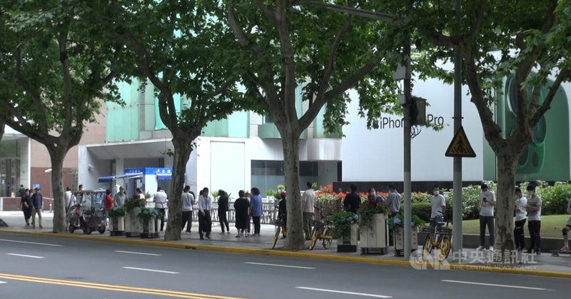 隨著上海解封,72小時核酸檢測結果成日常必需品,1日開始,各地快速檢測站湧現人潮。圖為上海一處商圈的採樣站前,排隊等待做核酸的人潮。中央社記者吳柏緯上海攝 111年6月2日