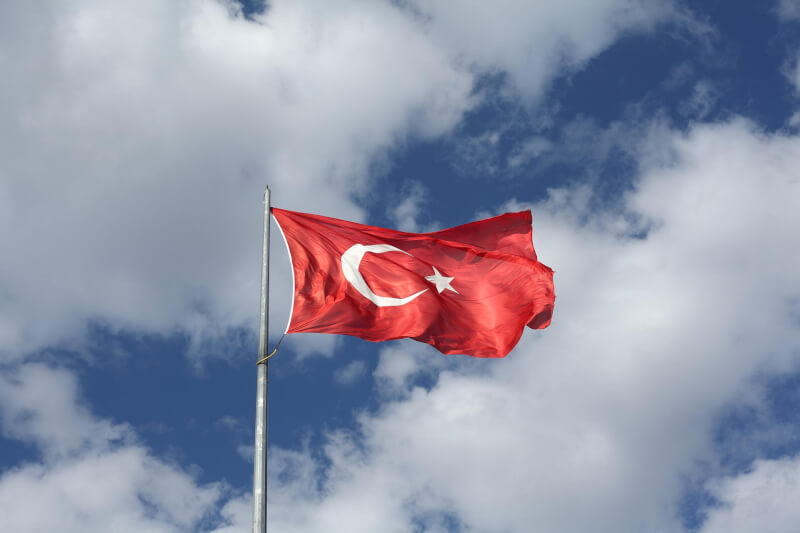 聯合國1日在聲明中宣布，土耳其向聯合國註冊的國名由Türkiye取代在英文有「火雞」涵義的Turkey。圖為土耳其國旗。（圖取自Pixabay圖庫）