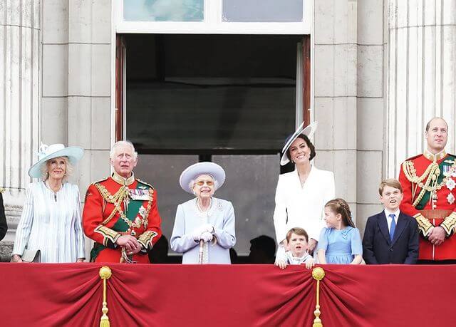 英國女王伊麗莎白二世（左3）登基70週年紀念活動2日展開，外界般預期這可能是女王公開參加的最後一場重大活動。（圖取自instagram.com/theroyalfamily）