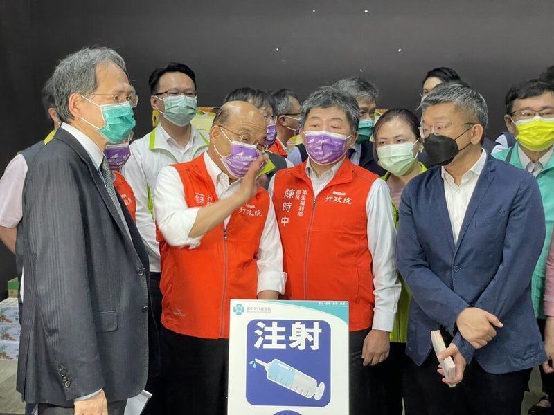 行政院長蘇貞昌(前左2)3日在衛福部長陳時中(前右2)、立法院副院長蔡其昌(前右)等人的陪同下,到台中視察兒童疫苗大型接種站。(台中榮民總醫院提供)中央社記者蘇木春傳真 111年6月3日