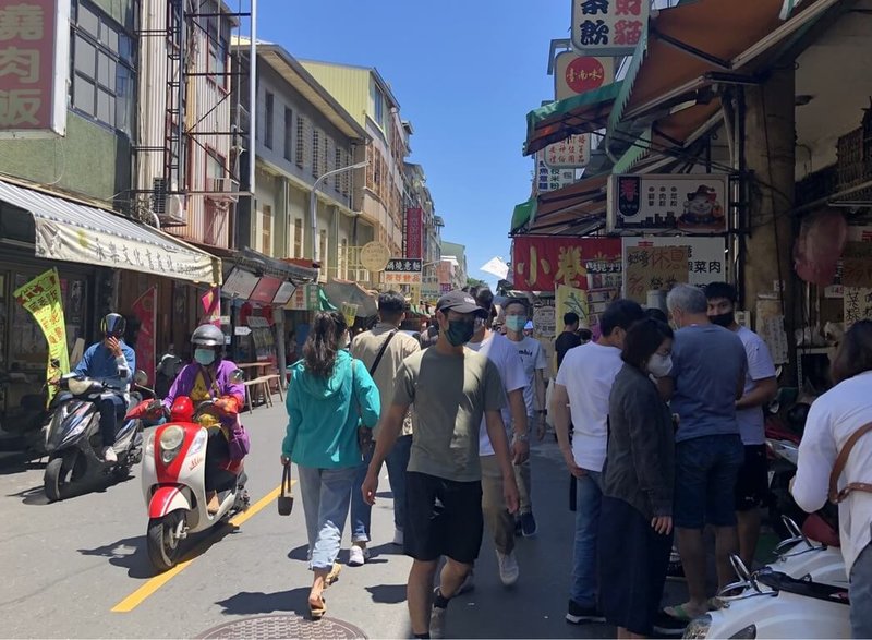 端午連假第一天，3日台南各景點湧現不少遊客，在街頭選購在地小吃。（台南市政府提供）中央社記者張榮祥台南傳真  111年6月3日